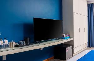 TV a/nebo společenská místnost v ubytování Jaya Suites Hotel