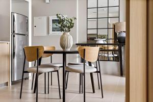 Kuchyň nebo kuchyňský kout v ubytování Silkhaus sophisticated 1BDR in Downtown premium tower