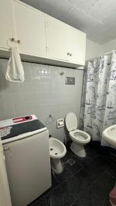 ein Badezimmer mit zwei Toiletten und einem Waschbecken in der Unterkunft Departamento frente al mar entre Guemes y Olavarria in Mar del Plata