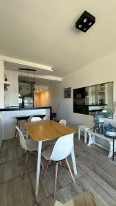 eine Küche und ein Esszimmer mit Tisch und Stühlen in der Unterkunft Departamento frente al mar entre Guemes y Olavarria in Mar del Plata