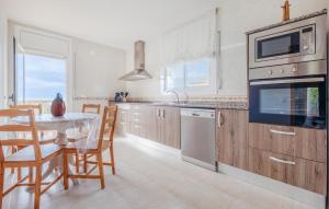 Kuchyň nebo kuchyňský kout v ubytování Cozy Home In Calafell With Wifi