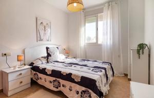 En eller flere senge i et værelse på Beautiful Apartment In Roquetas De Mar