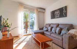 Et opholdsområde på Beautiful Apartment In Roquetas De Mar + 9 billeder