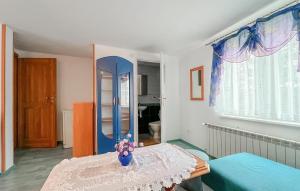 Ένα ή περισσότερα κρεβάτια σε δωμάτιο στο Awesome Apartment In Dziwnów With Wifi