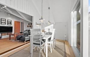Un comedor y una sala de estar con mesa y sillas. en 3 Bedroom Amazing Home In Ansager, en Ansager