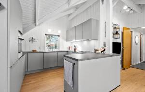 Una cocina con gabinetes blancos y encimera. en 3 Bedroom Amazing Home In Ansager, en Ansager