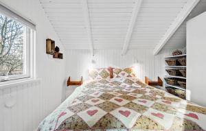 Un dormitorio con una cama con una colcha encima en 3 Bedroom Amazing Home In Ansager, en Ansager