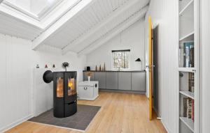 Habitación blanca con chimenea negra. en 3 Bedroom Amazing Home In Ansager, en Ansager 9 fotos más