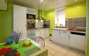 Kuchyň nebo kuchyňský kout v ubytování 2 Bedroom Nice Home In Nyons