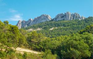 una montaña con árboles y rocas en el fondo en Lovely Home In Carpentras With Wifi, en Carpentras