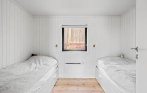 Rúm í herbergi á Beautiful Home In Skanderborg With Wifi