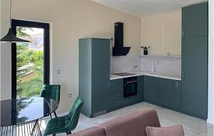 cocina con armarios verdes y sala de estar. en 1 Bedroom Awesome Apartment In Ugljan, en Ugljan