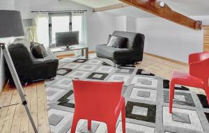 Televisyen dan/atau pusat hiburan di Amazing Home In Montauroux With Wifi