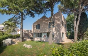 una vista esterna di una casa con alberi di 3 Bedroom Gorgeous Home In Novigrad a Karpinjan Altre 19 foto