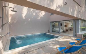 una piscina al centro di una casa di 3 Bedroom Gorgeous Home In Novigrad a Karpinjan
