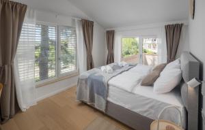 una camera da letto con un letto e una grande finestra di 3 Bedroom Gorgeous Home In Novigrad a Karpinjan