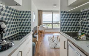 eine Küche mit Spüle und Arbeitsplatte in der Unterkunft Gorgeous Apartment In La Rochelle in La Rochelle