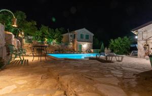 Kolam renang di atau dekat dengan Cozy Home In Zagvozd With Sauna