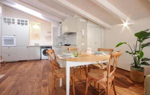 eine Küche und ein Esszimmer mit Tisch und Stühlen in der Unterkunft Tea Tree Apartments 2 in Castellana Grotte