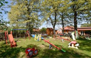 Ο χώρος παιχνιδιού για παιδιά στο Cozy Home In Maovice With Sauna