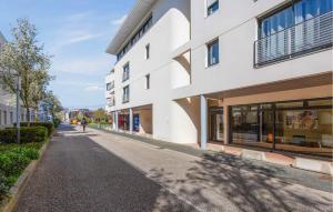 eine Person, die eine Straße entlang geht, neben einem Gebäude in der Unterkunft 1 Bedroom Cozy Apartment In La Rochelle in La Rochelle + 10 Fotos