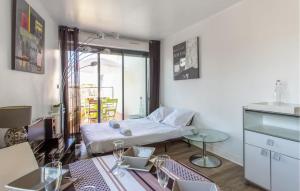 ein kleines Zimmer mit einem Bett und einem Tisch in der Unterkunft 1 Bedroom Cozy Apartment In La Rochelle in La Rochelle