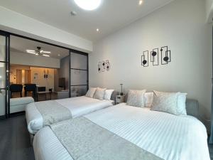 Postel nebo postele na pokoji v ubytování Neighbor's Hotel 平和大通り