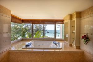Un baño grande con bañera y una gran ventana. en The Penthouse Seaview Rawai Beach Phuket by Benya Group - Free Airport Pick Up, en Phuket 25 fotos más