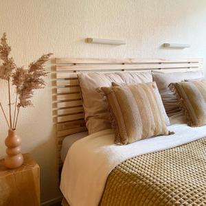 a bedroom with a large bed with pillows at Lauwers Loft - 4-persoons chalet aan het water in Anjum