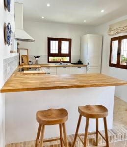 cocina con encimera y 2 taburetes en La Casica, en Altea 8 fotos más