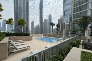 La alberca dentro o cerca de Royal 4BR Burj Khalifa View Dubai Mall