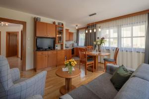 Televízia a/alebo spoločenská miestnosť v ubytovaní Alpine Spa Residence