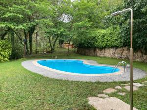 a swimming pool in a yard with a street light at Albergue O Beque in Moaña