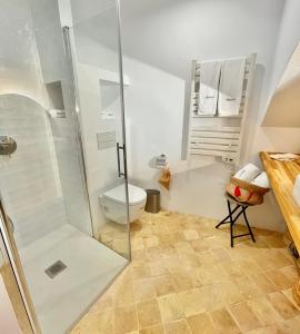 un baño con ducha y WC en La Casica, en Altea