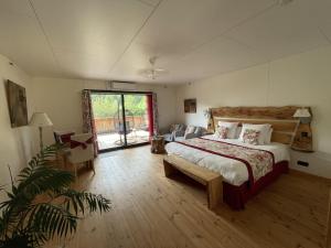 Postel nebo postele na pokoji v ubytování Le Volcan des Sens, chambres d'hotes de luxe et SPA privatif + 37 fotografií