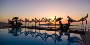 Alba o tramonto visti dall'interno dell'hotel o dai dintorni