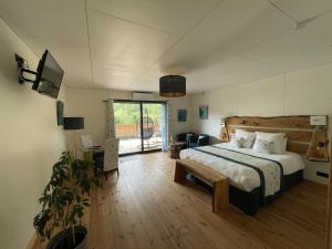 Postel nebo postele na pokoji v ubytování Le Volcan des Sens, chambres d'hotes de luxe et SPA privatif