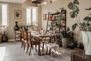 a dining room with a table and chairs at Residenza Villa Genua in Bordighera