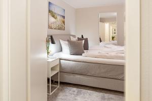 a bedroom with a large bed and a mirror at Borlis Perle in List