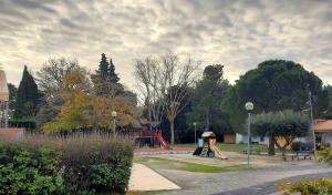 een park met een speeltuin met glijbaan bij Canopéa by ULVF in Sainte-Marie-la-Mer +5 foto's