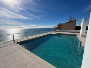 Bazén v ubytování Ensuite Mediterranean Sea Front nebo v jeho okolí