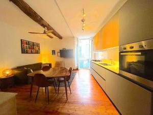 Η κουζίνα ή μικρή κουζίνα στο Apartment in Lesa +19 φωτογραφίες