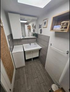 a small bathroom with a sink and a mirror at LES LAIX - Chaleureux appartement 5 pers - Proche La Rosière in Montvalezan