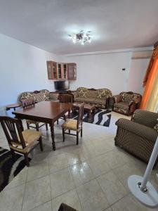 Apartments Keesi 3 Durrës في دوريس: غرفة معيشة مع طاولة وأريكة
