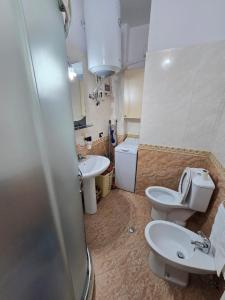 Apartments Keesi 3 Durrës في دوريس: حمام مع مرحاضين ومغسلة