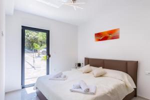 Ένα ή περισσότερα κρεβάτια σε δωμάτιο στο Seaside Spa & Villa