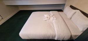 Postel nebo postele na pokoji v ubytování QUICK ROOMz WAKEFIELD