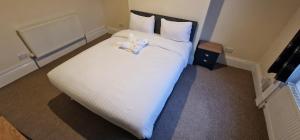 Postel nebo postele na pokoji v ubytování QUICK ROOMz WAKEFIELD