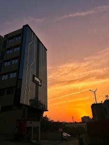 Východ nebo západ slunce při pohledu z hotelu nebo okolí