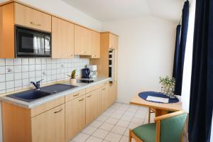 Kuchyň nebo kuchyňský kout v ubytování Aparthotel Leuchtfeuer Rügen